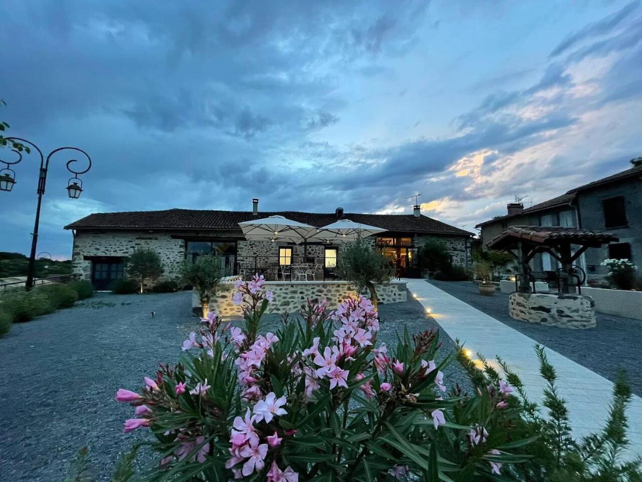Villa Tagibao Avec Piscine Chauffee Et Spa Lesterps Экстерьер фото