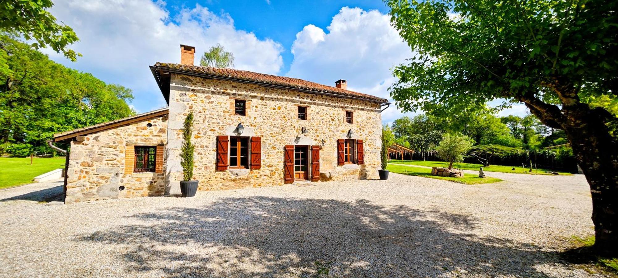 Villa Tagibao Avec Piscine Chauffee Et Spa Lesterps Экстерьер фото