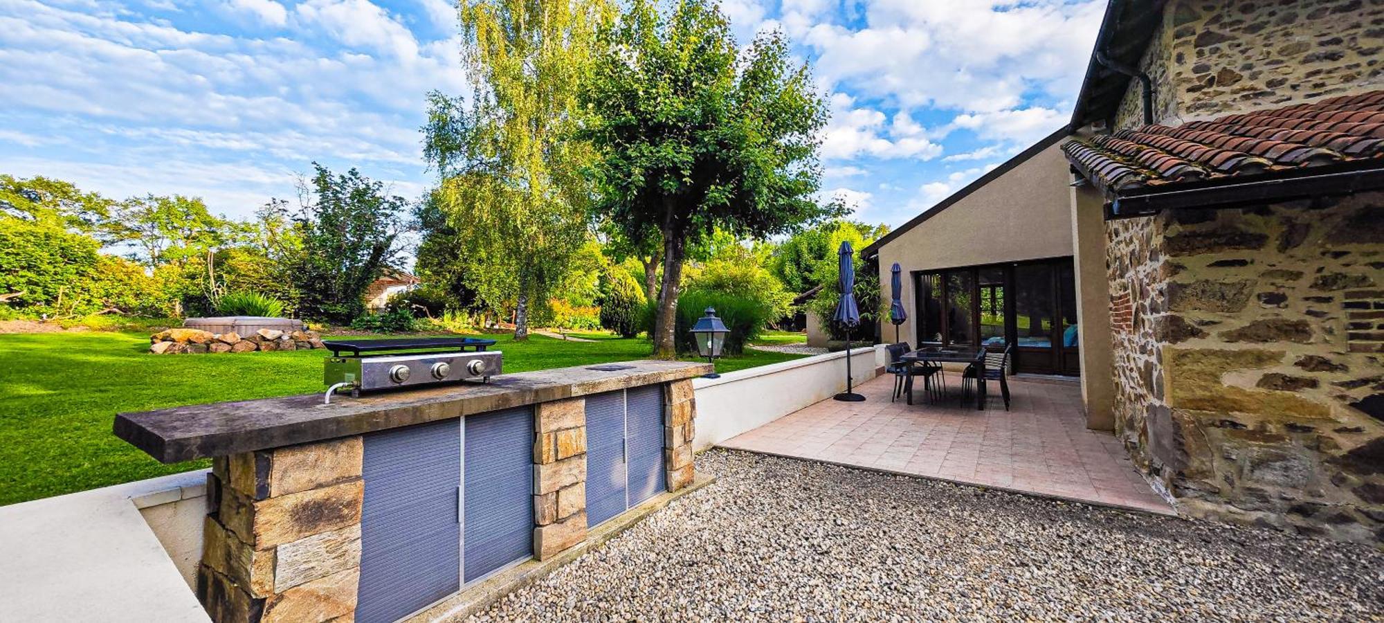 Villa Tagibao Avec Piscine Chauffee Et Spa Lesterps Экстерьер фото