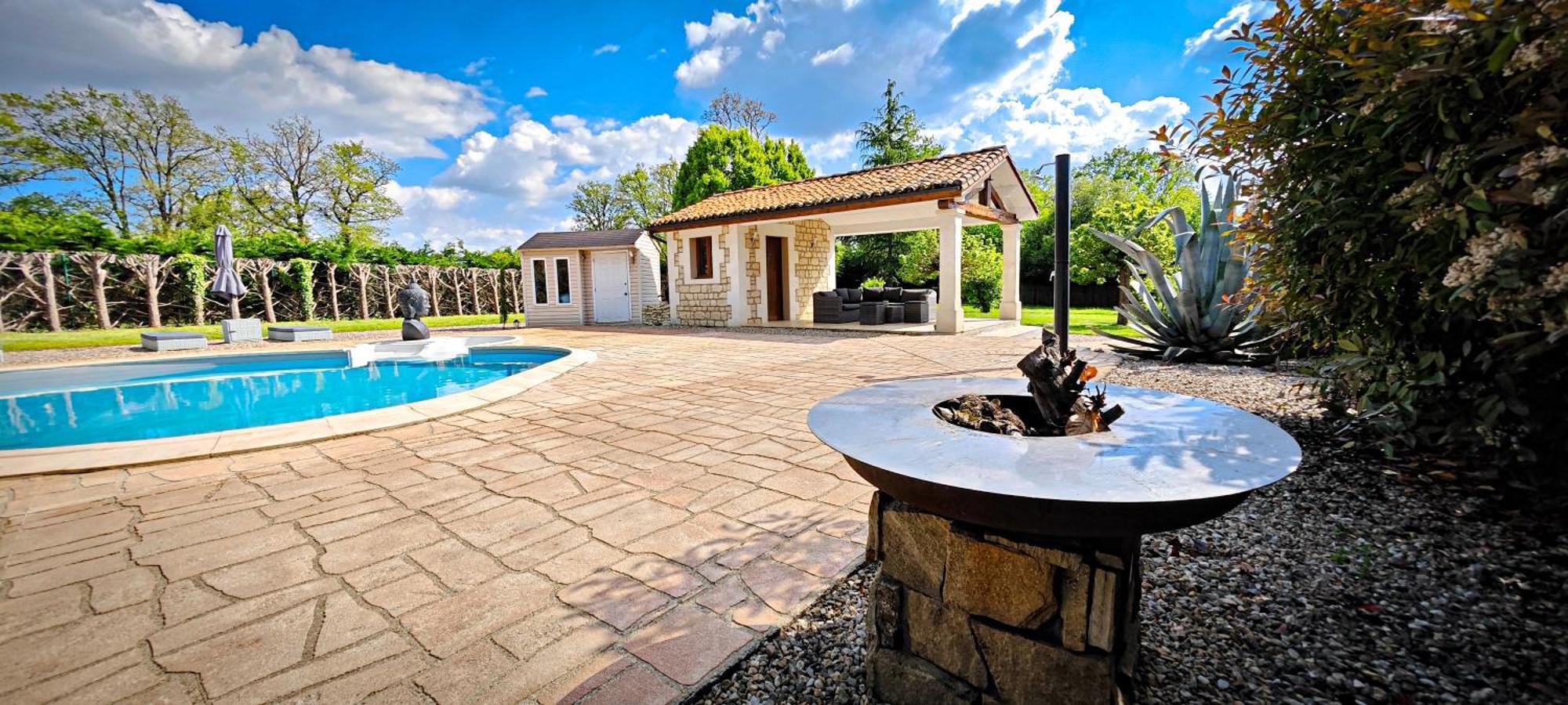 Villa Tagibao Avec Piscine Chauffee Et Spa Lesterps Экстерьер фото